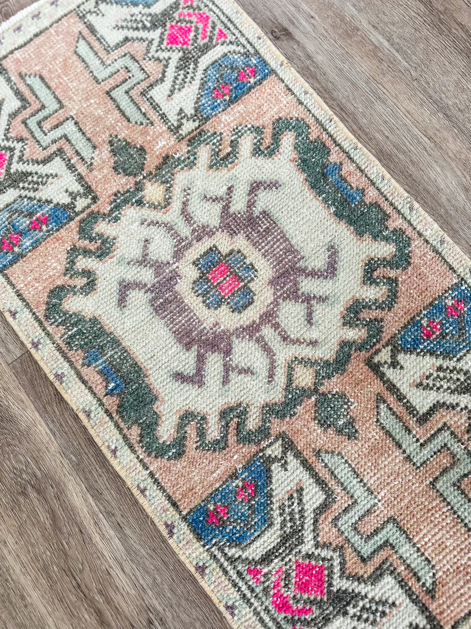 Vintage Mini Rug # 3002 1' 6