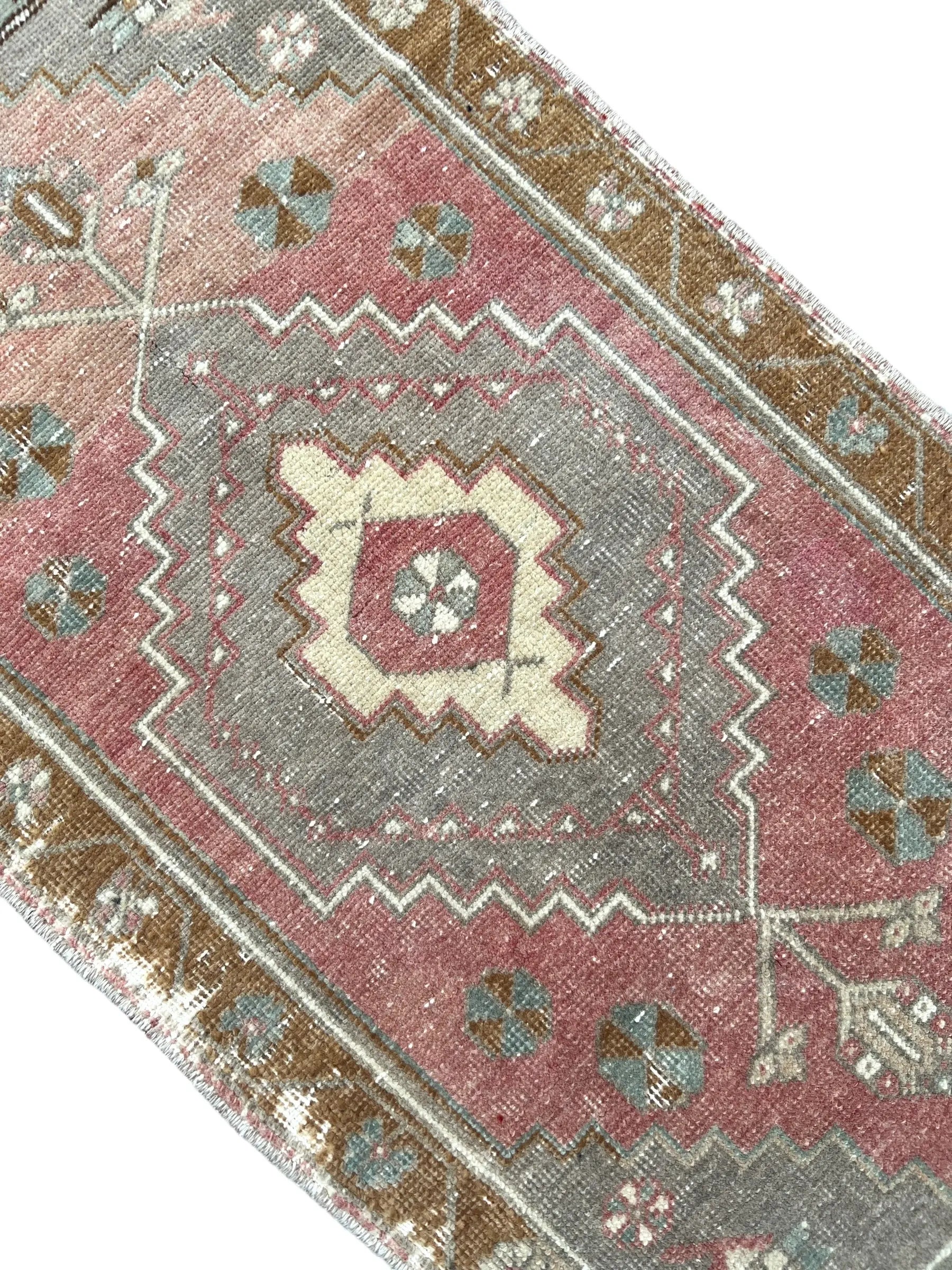 Vintage Hand Knotted Rug # 3264 | 1’ 6” x 3” Krazy For Rugs