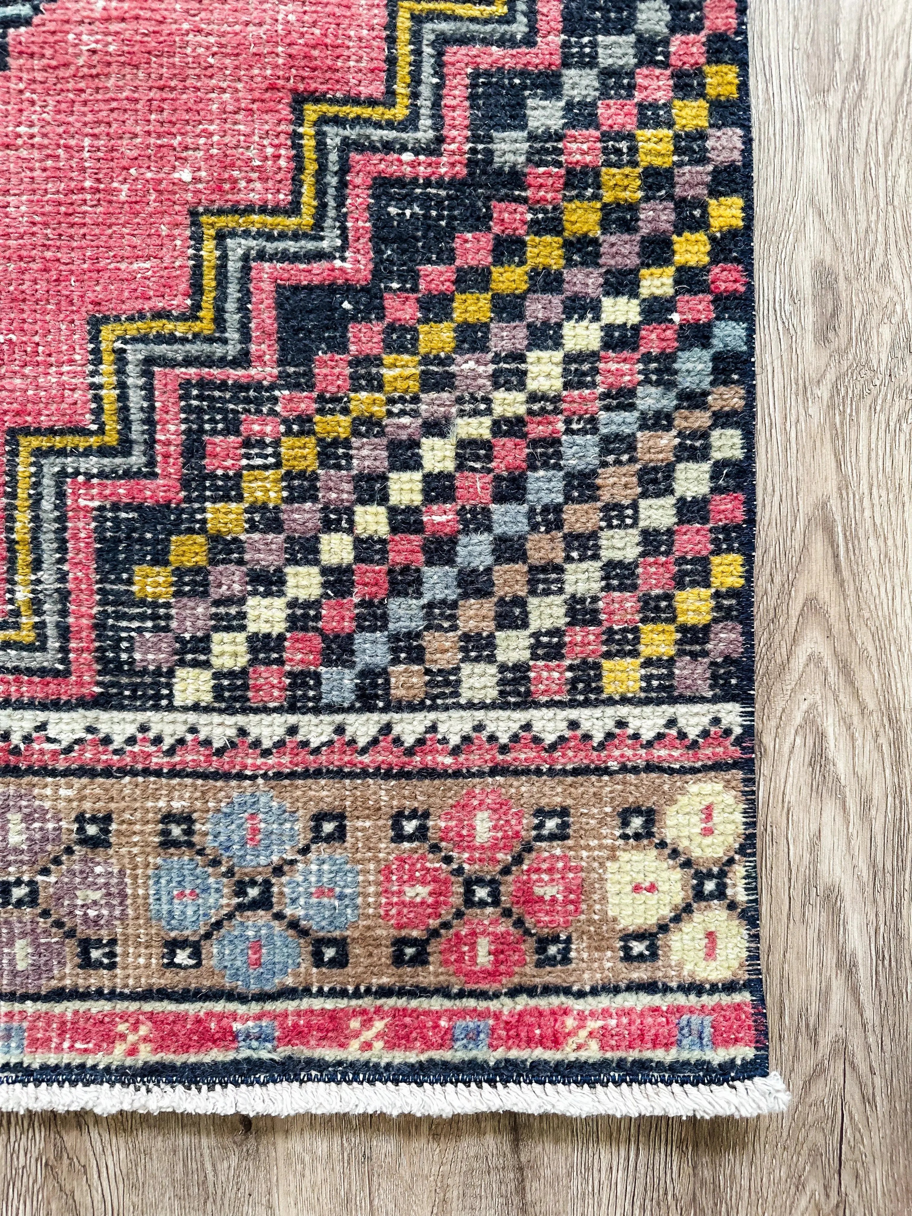 Vintage Rug # 3223 | 2' 5