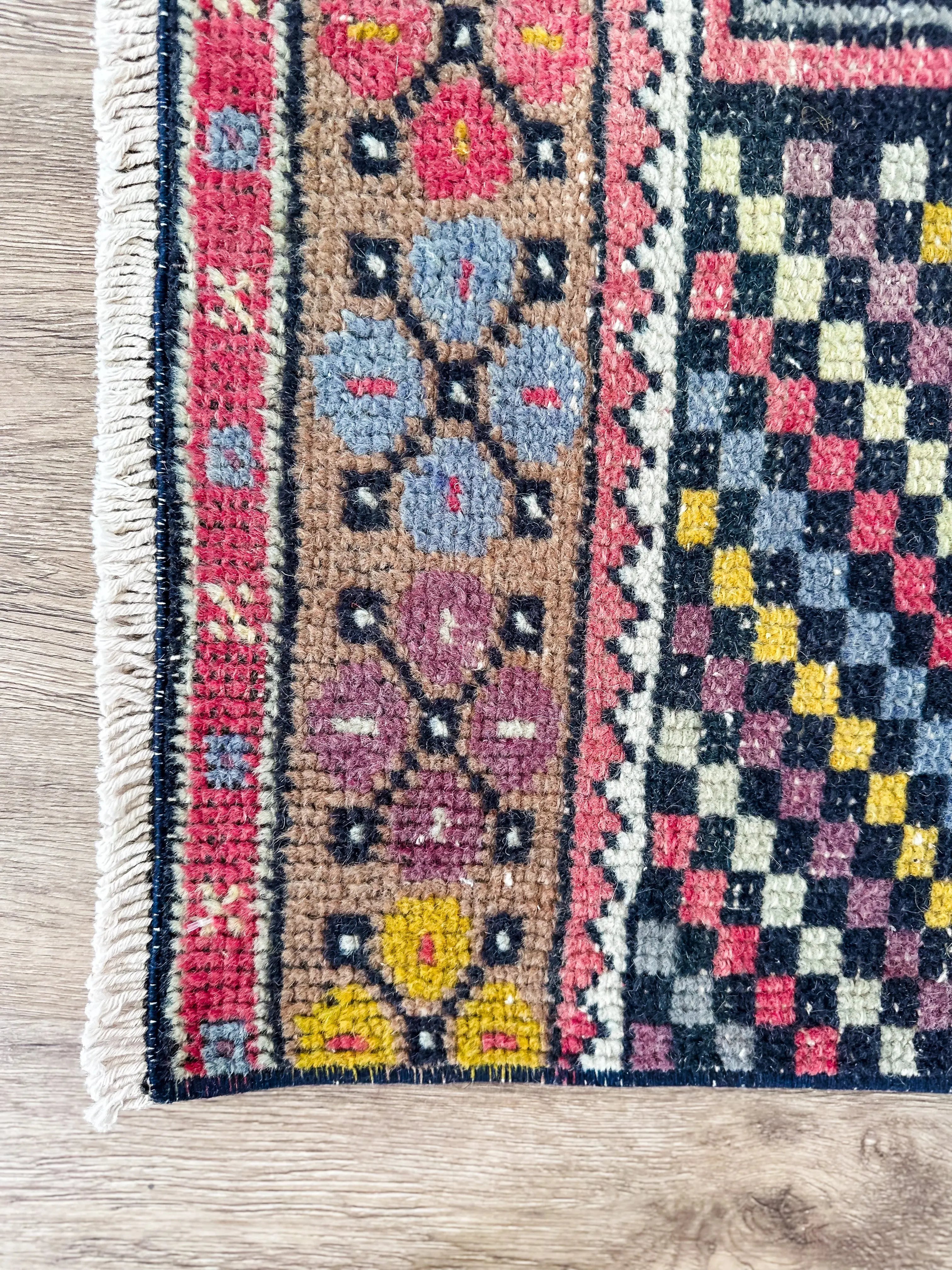 Vintage Rug # 3223 | 2' 5