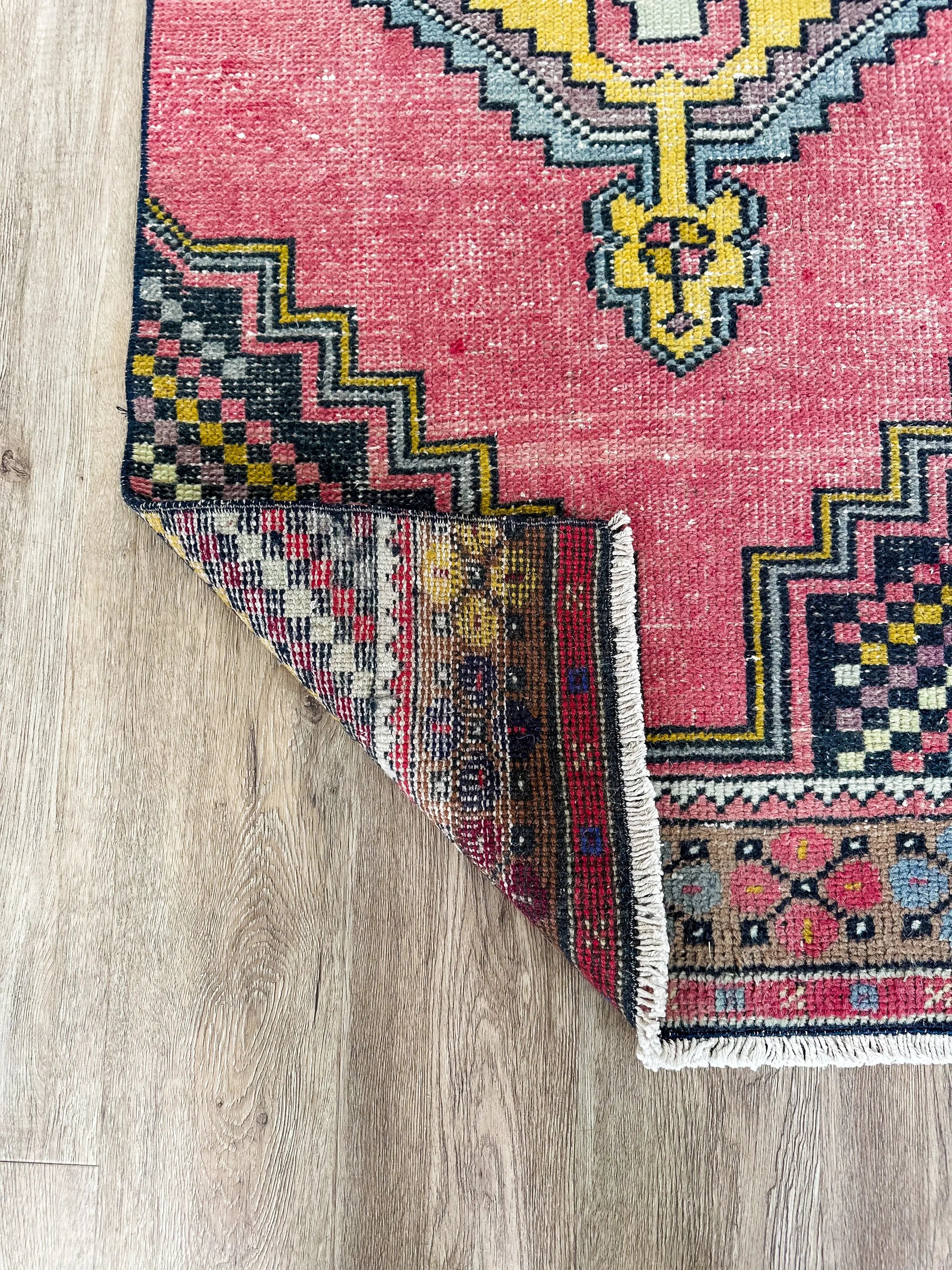 Vintage Rug # 3223 | 2' 5