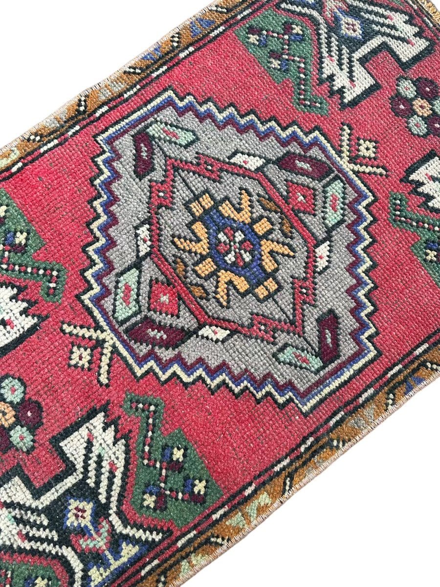 Turkish Mini Rug # 2816 | 1' 8'' x 2' 11'' - Krazy For Rugs